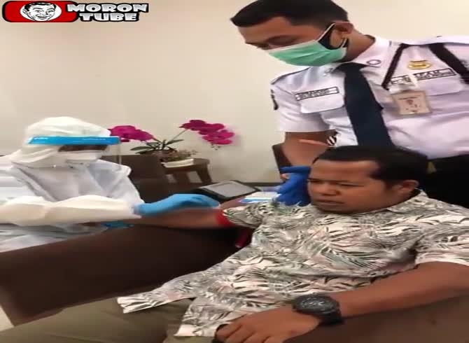 Video :This man has a strong dislike for blood testing!